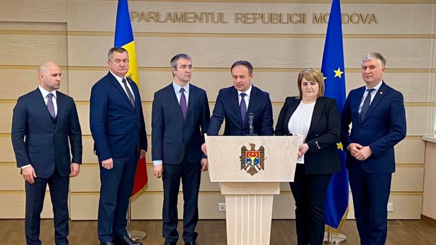 TRASEIȘTII: Cine cumpără deputați în Republica Moldova